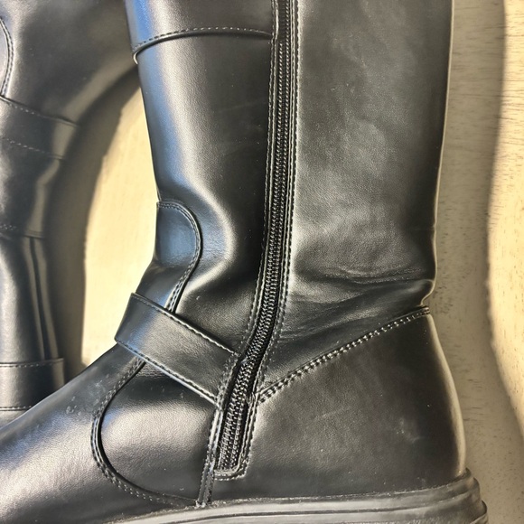 Sleek Black Moto Boots for Women - Picture 2 of 9